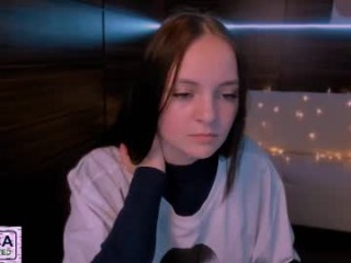 kika_kim teen seductress showing off her immaculate, sexy feet live on cam