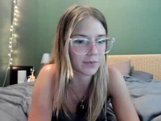 oliviahansleyy teen doing it solo, pleasuring her little pussy live on webcam