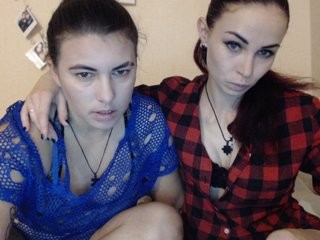 nelliandlessi young cam girl couple doing everything you ask them in a sex chat 