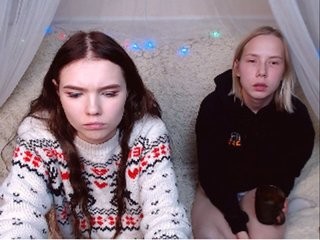 ilenelilibb teen couple doing everything you ask them in a sex chat 