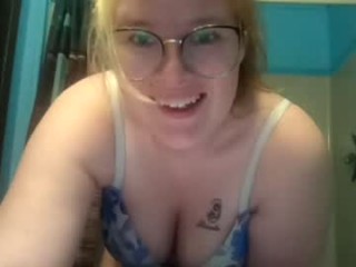 lizzy6959 live sex cam perfect  milf cam girl in a revealing bra