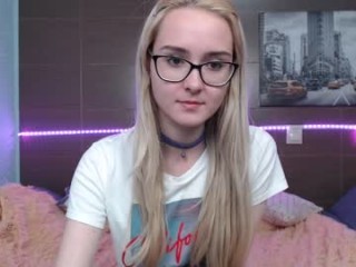 alis_new teen seductress showing off her immaculate, sexy feet live on cam