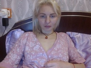 ledyivette blonde and her wet little pussy, live on webcam