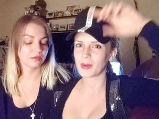 -fresh- blonde and her wet little pussy, live on webcam