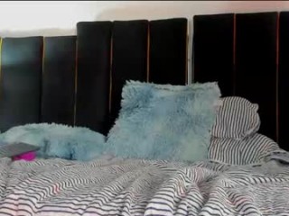 evelyn_and_drew live sex cam perfect  in a revealing bra