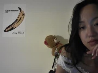 gigiluvss doing it solo, pleasuring her little pussy live on webcam
