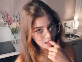 mariamcheatwood teen doing it solo, pleasuring her little pussy live on webcam