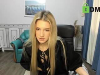 leila_morriss teen doing it solo, pleasuring her little pussy live on webcam