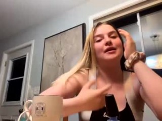 elliebbyxx doing it solo, pleasuring her little pussy live on webcam