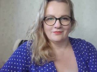 kyhary MILF cam girl broadcasts live sex via webcam
