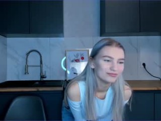 lilianheap teen doing it solo, pleasuring her little pussy live on webcam