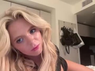 ellie_brooks19 show live sex via webcam