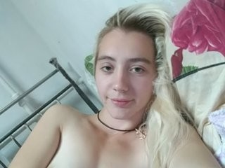 bonni-blondi young cam girl slut that gives the sloppiest blowjobs live on sex cam