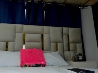 nadesdha_cute drilling her holes with a big dildo live on sex cam