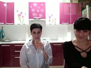 -twixxx- couple doing everything you ask them in a sex chat 
