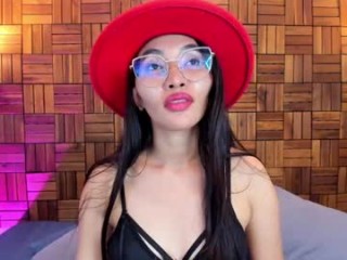 akemi_white seductress showing off her immaculate, sexy feet live on cam