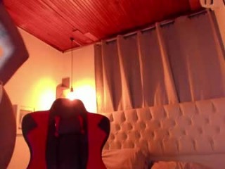 catalina_llanos with the ability to squirt in front of an audience live