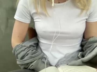 noscandal blonde and her wet little pussy, live on webcam