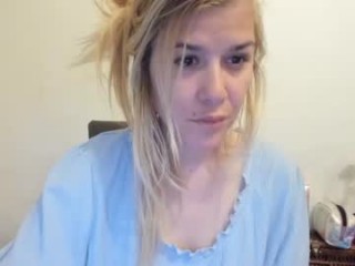 lightworker____ doing it solo, pleasuring her little pussy live on webcam