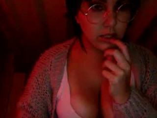 haylee777 doing it solo, pleasuring her little pussy live on webcam