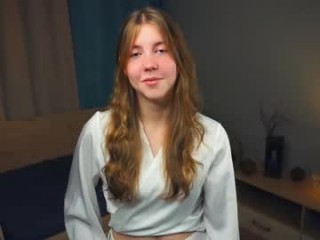 elvaaven teen cam girl broadcasts live sex via webcam