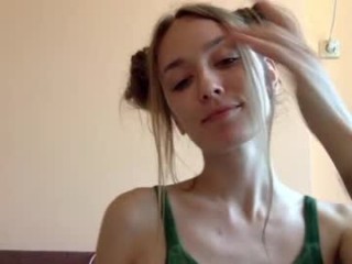 dalia_peach doing it solo, pleasuring her little pussy live on webcam