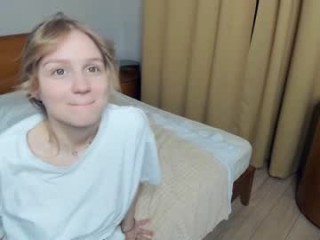 wendy_joness teen doing it solo, pleasuring her little pussy live on webcam