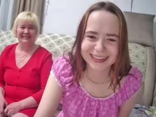 lizzielaangelx young cam girl couple doing everything you ask them in a sex chat 