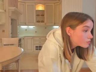 harrieteasley show live sex via webcam