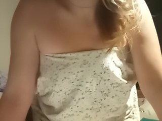 larara blonde mature cam girl and her wet little pussy, live on webcam
