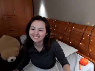 akimi_hin teen seductress showing off her immaculate, sexy feet live on cam