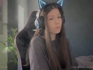 yuki_moore teen doing it solo, pleasuring her little pussy live on webcam