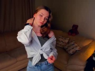 udelefarro teen cam girl broadcasts live sex via webcam
