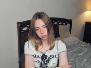 kasandracruz teen doing it solo, pleasuring her little pussy live on webcam