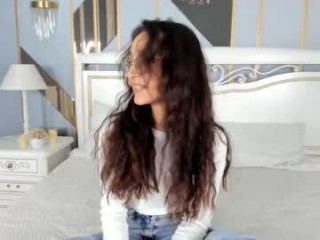 dorisbuss teen seductress showing off her immaculate, sexy feet live on cam