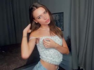 daisyfoulks doing it solo, pleasuring her little pussy live on webcam