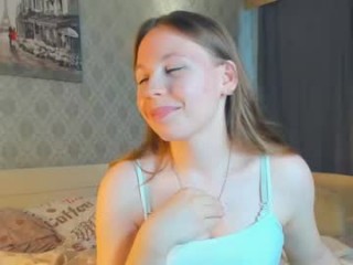 ethalcroke teen doing it solo, pleasuring her little pussy live on webcam