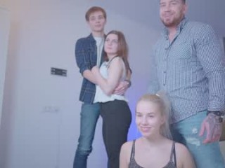 _littlemouse_ teen couple doing everything you ask them in a sex chat 