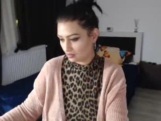 xmagic_pantherx milf cam girl doing it solo, pleasuring her little pussy live on webcam