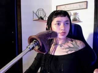 scarlet_gold with a nice face doing naughty things live on camera